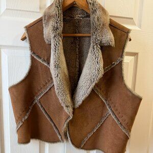 Faded Glory Women's Reversible Faux Suede and Faux Fur Vest - M/L (OS)